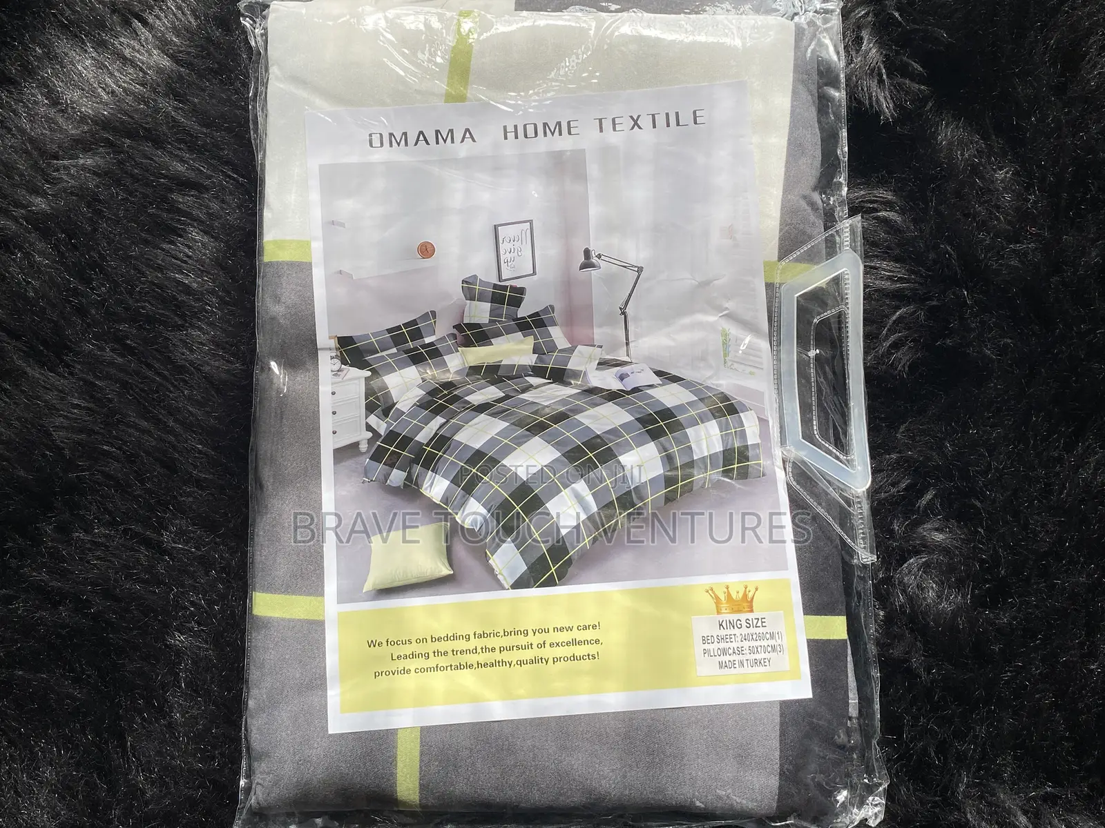 King Size Bedsheet With 3 Pillow Cases - White/Black/Green