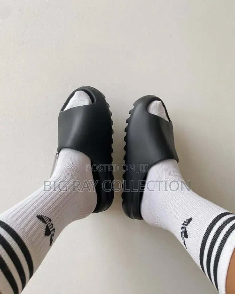 Solid Adidas Yeezy Slide