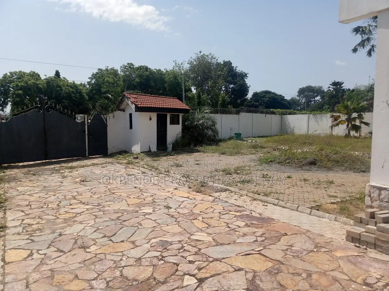 18bdrm House in Tema Community10 for sale