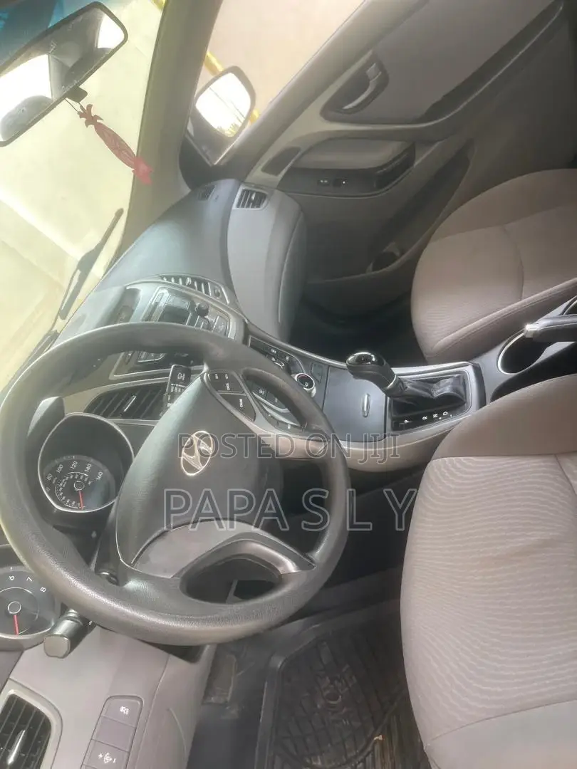 Hyundai Elantra SE Sedan FWD (1.8L 4cyl 6M) 2016 White