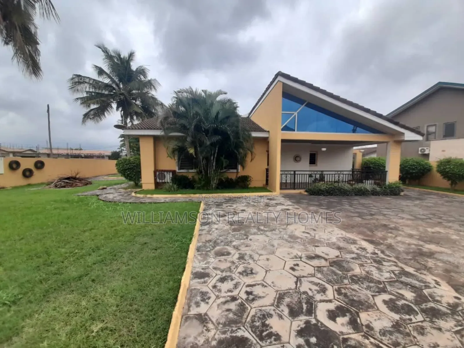 3bdrm House in Hfc Estate Area, Spintex for rent