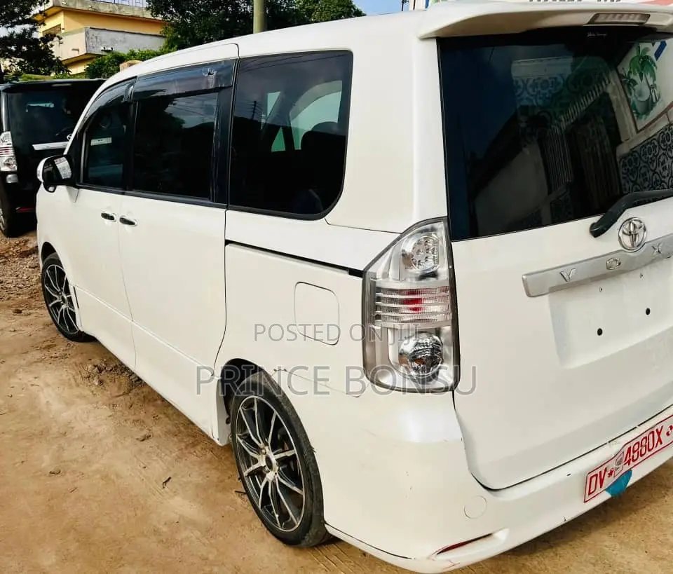Toyota Voxy 2013 White