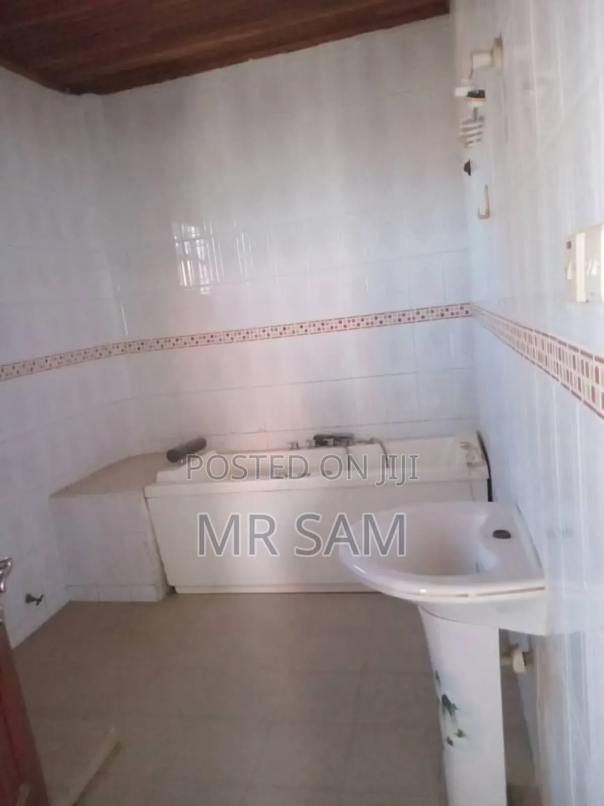 8bdrm House in Kwabenya for sale