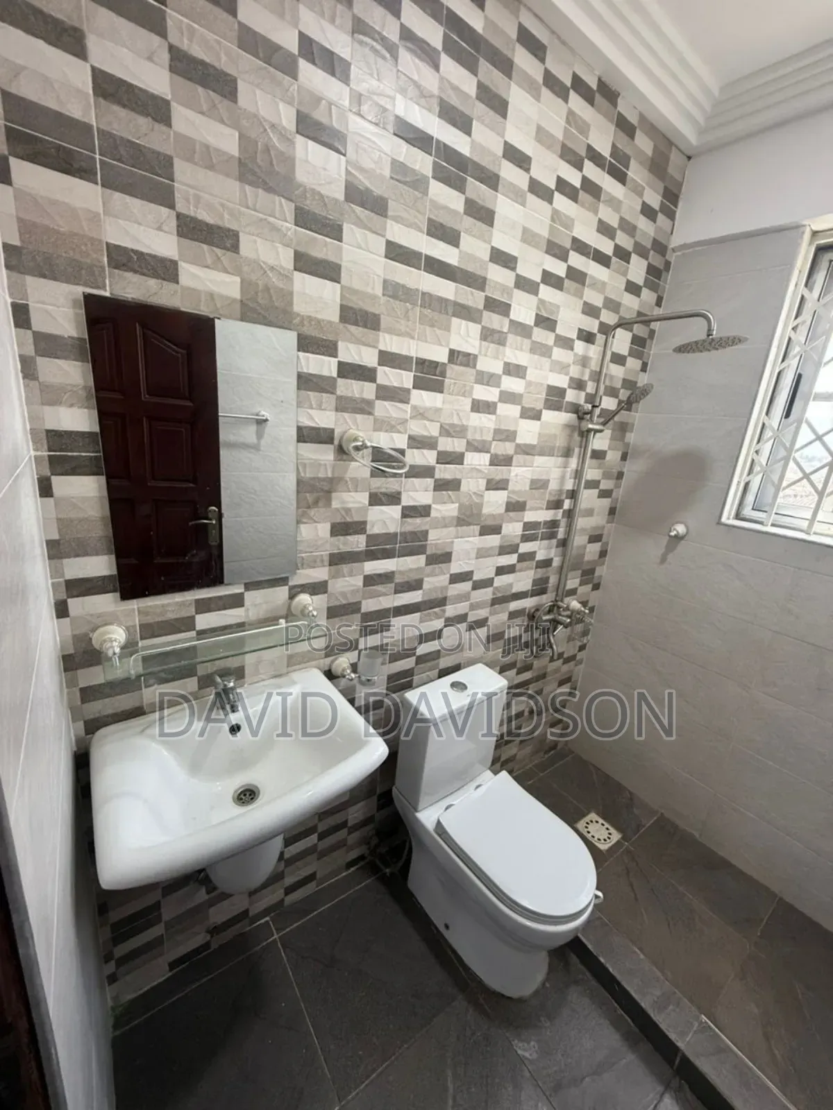 4bdrm House in 4 Bedroom House, Tema Metropolitan for sale