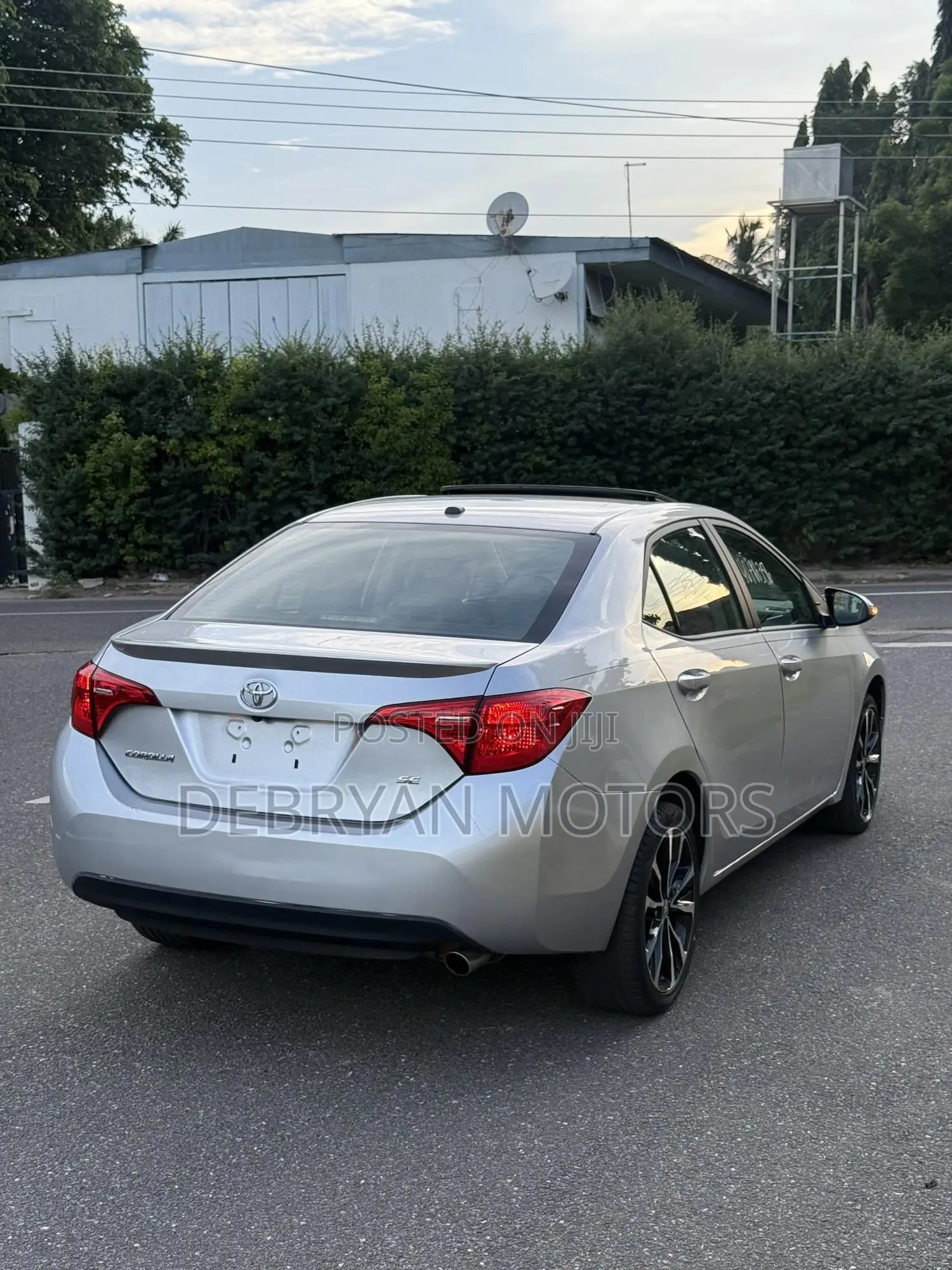 Toyota Corolla SE (1.8L 4cyl 6M) 2018 Silver