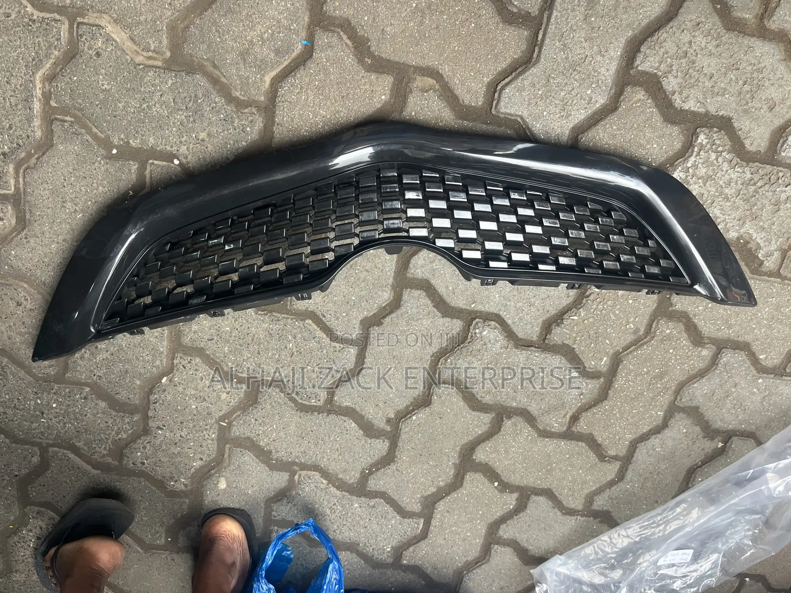 Yaris Salon 2010 Front Grille