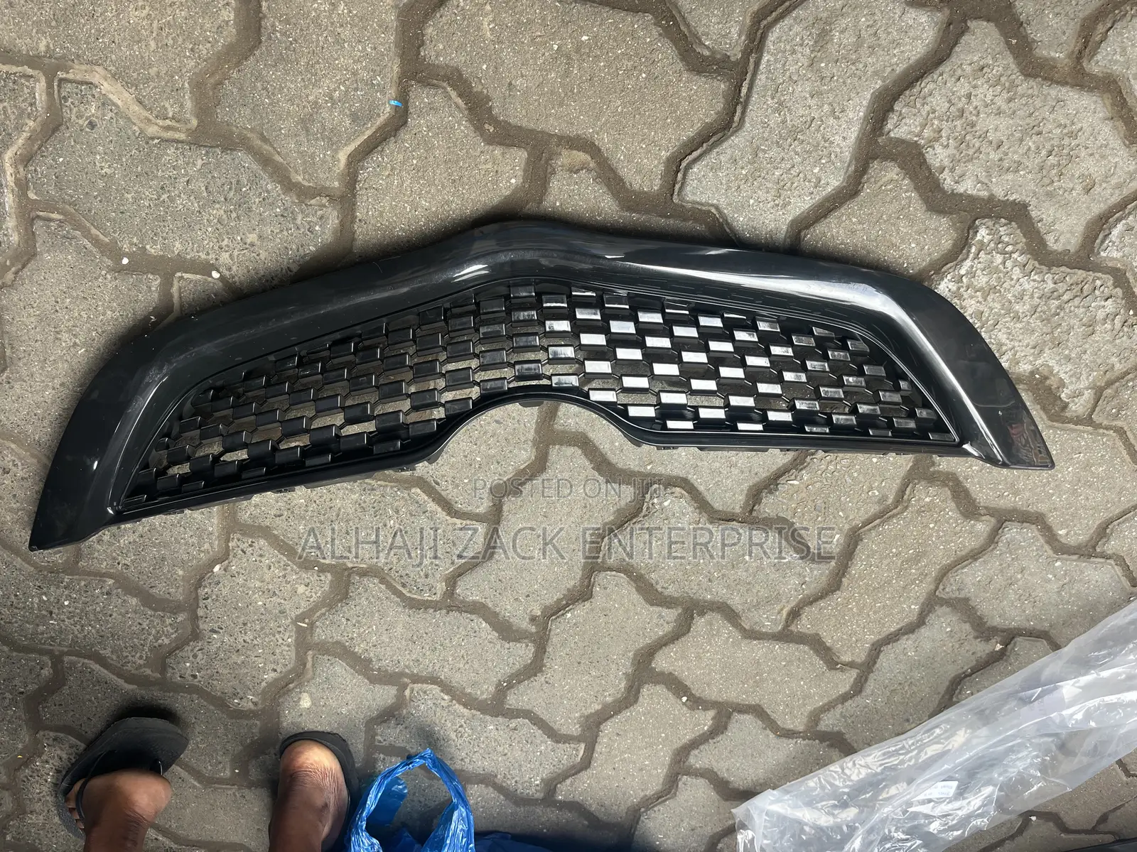 Yaris Salon 2010 Front Grille