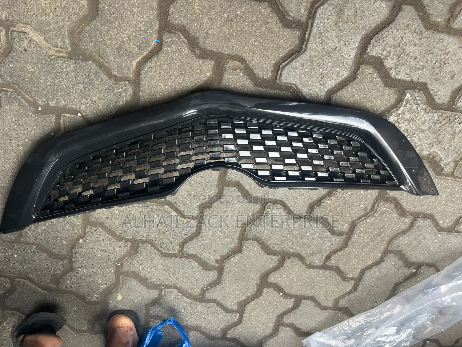 Yaris Salon 2010 Front Grille