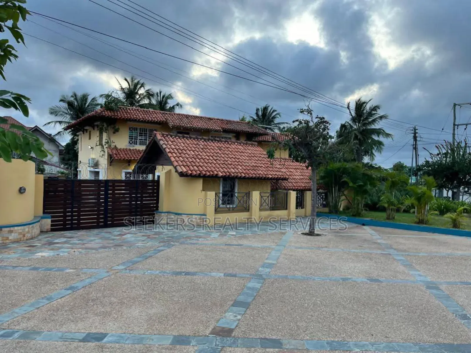 10bdrm Mansion in Seekers Realty, Labone for sale