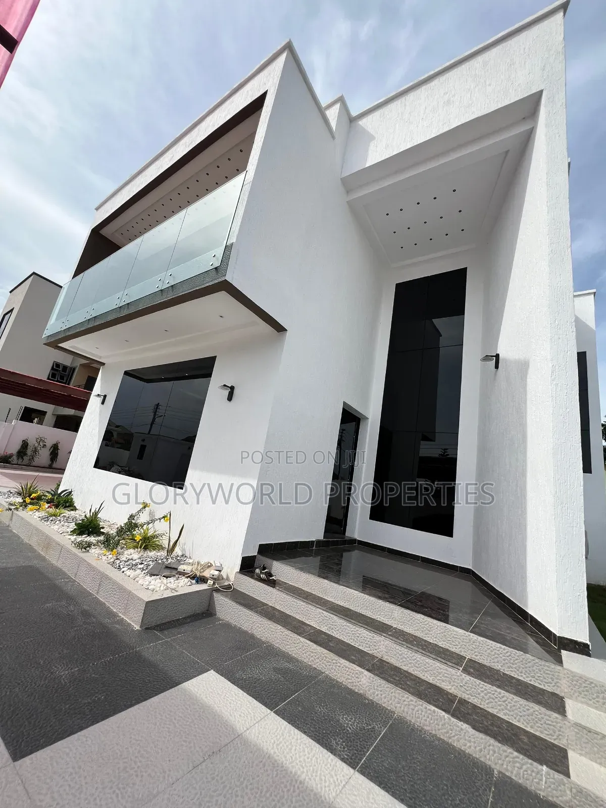 5bdrm Mansion in East Legon for sale