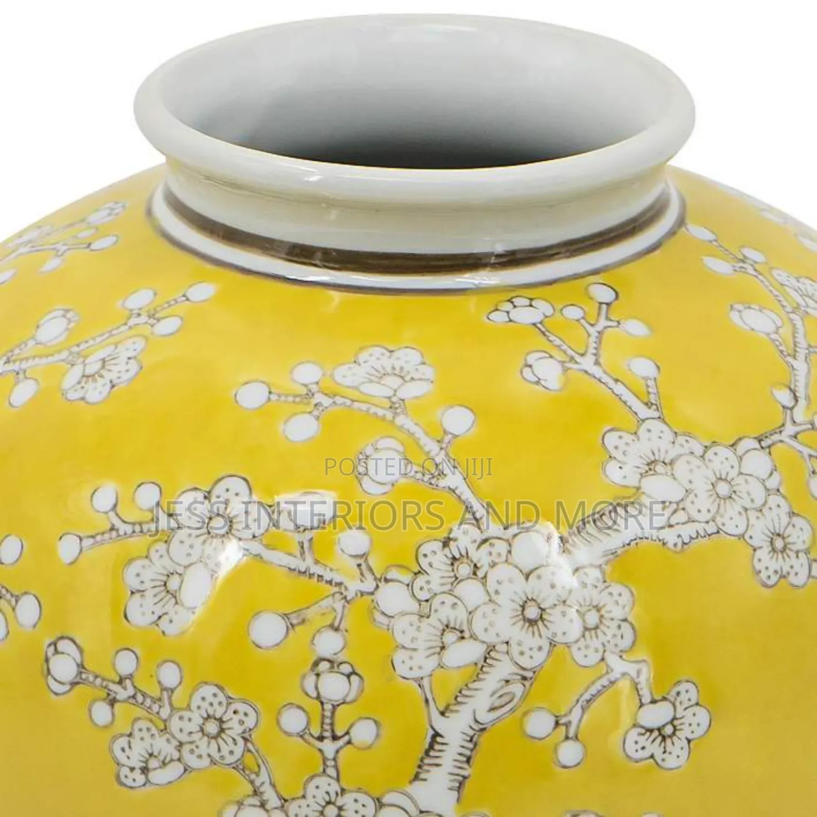 Vase (Yellow and White Curved Plum Blossom
)