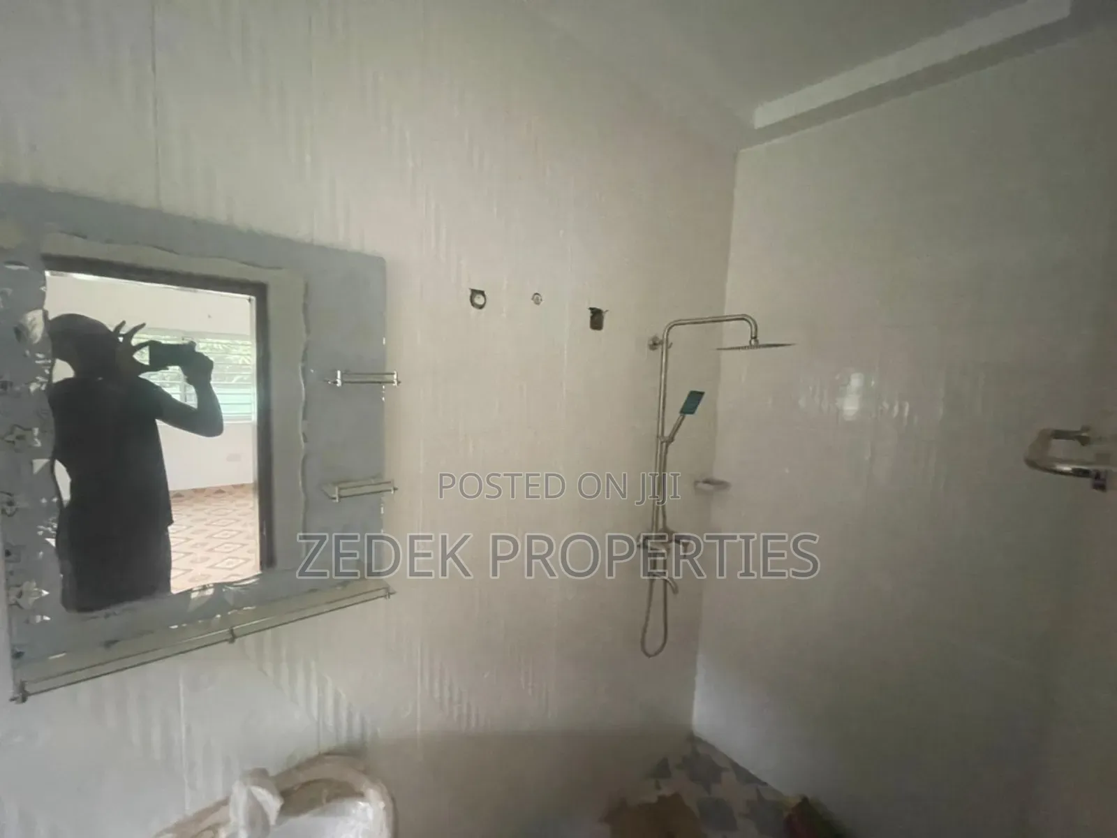 3bdrm House in 3 Bedroom Self, Ashomang Estate for sale