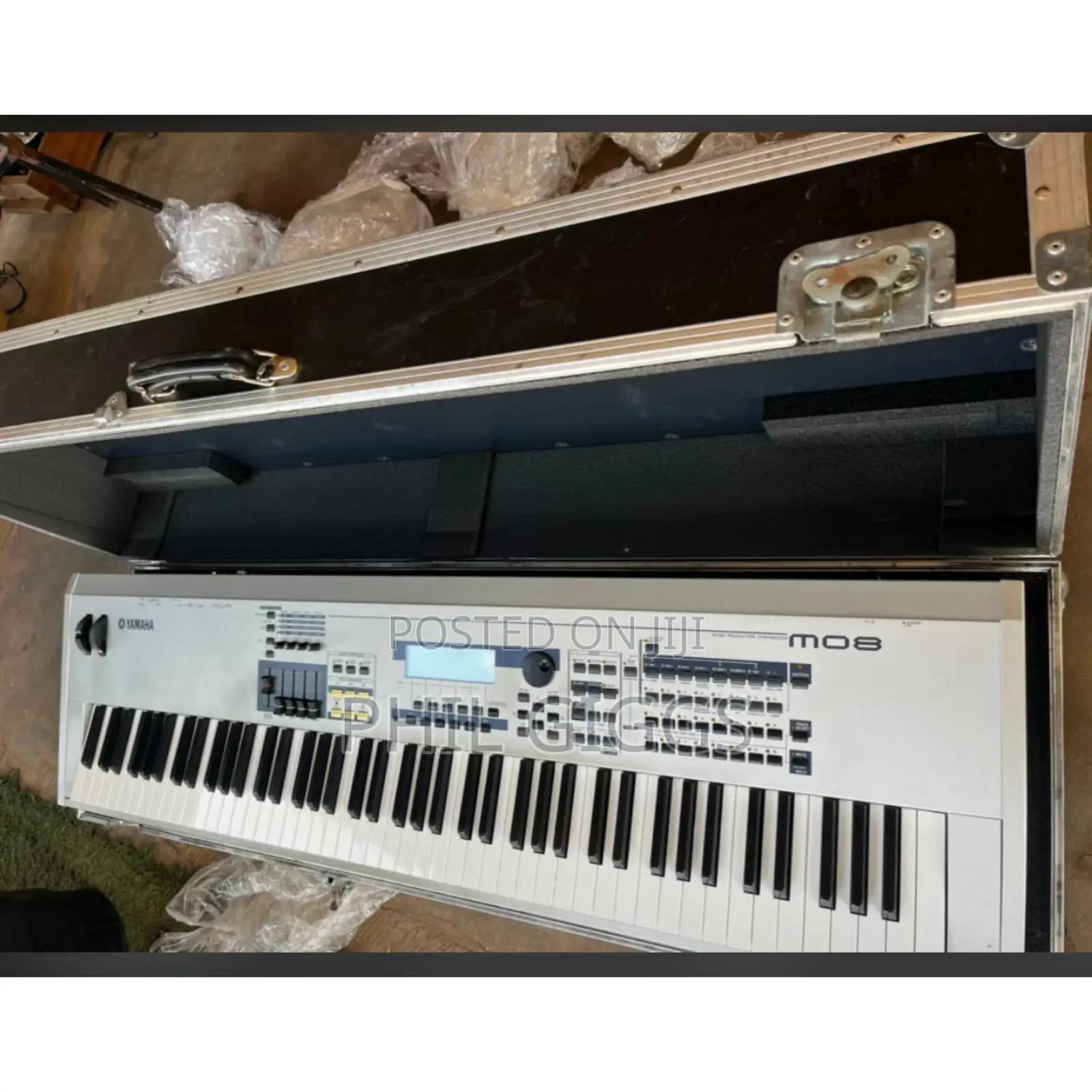 Yamaha Mo8 Keyboard