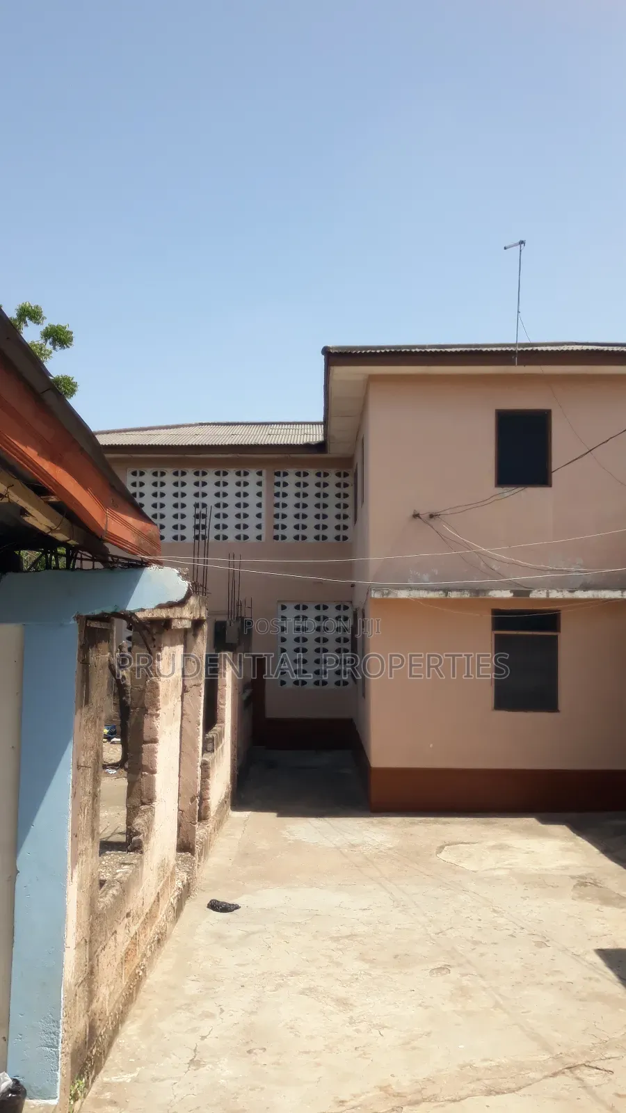 3bdrm House in Kokomlemle for sale