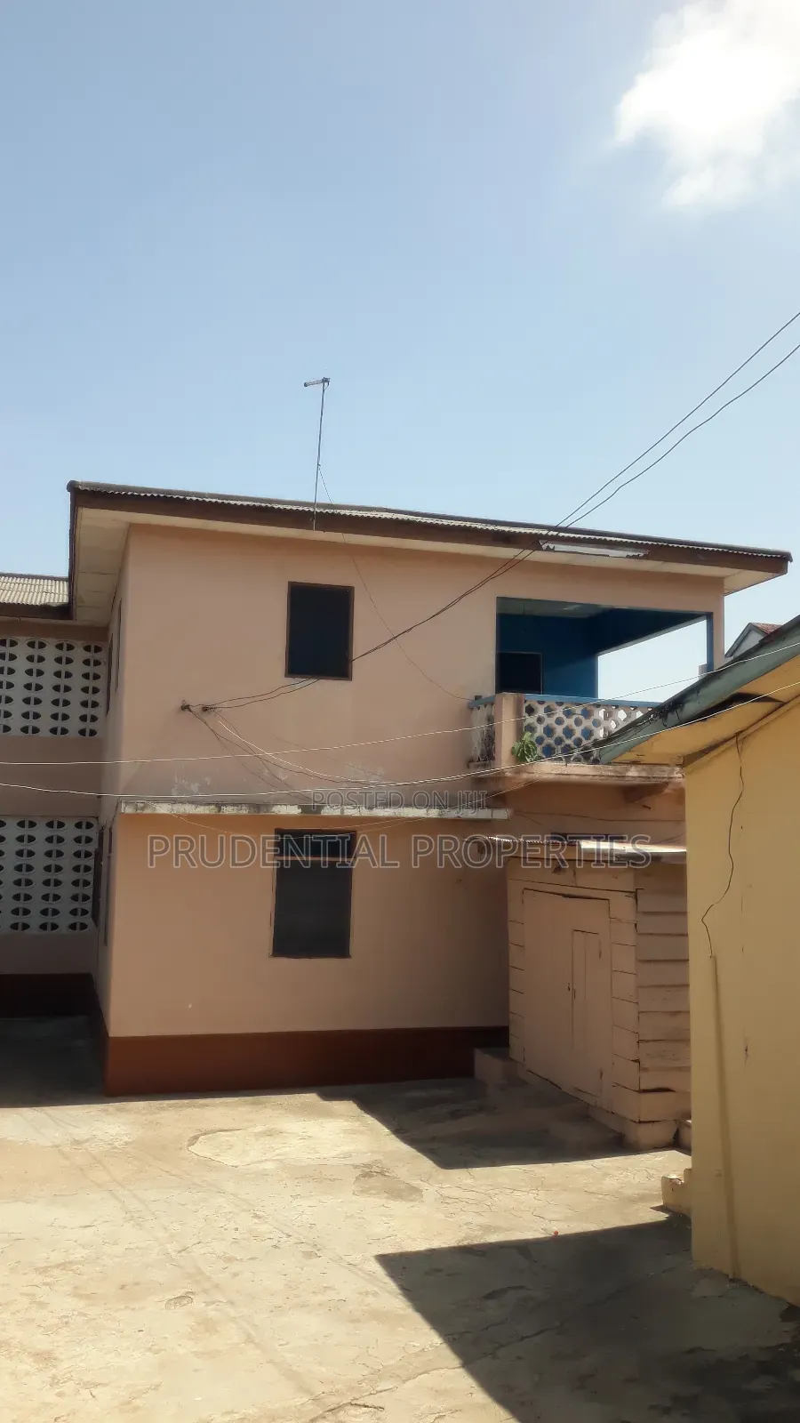 3bdrm House in Kokomlemle for sale
