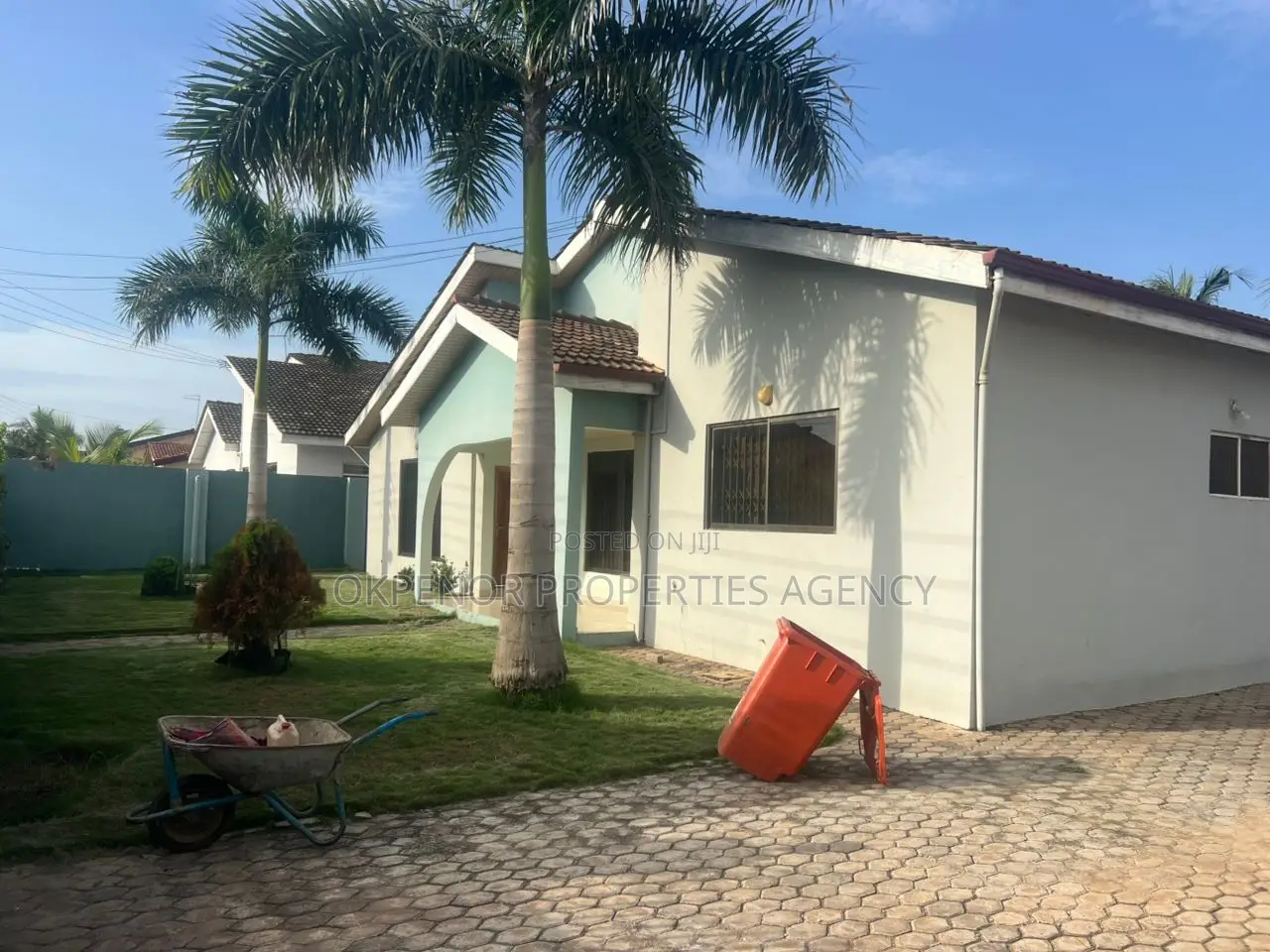 5bdrm House in Mataheko Tema Metropolitan for sale