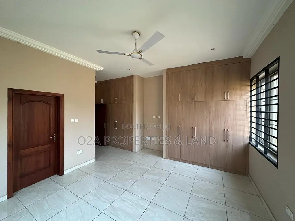 4bdrm House in Community 25, Sakumono for sale
