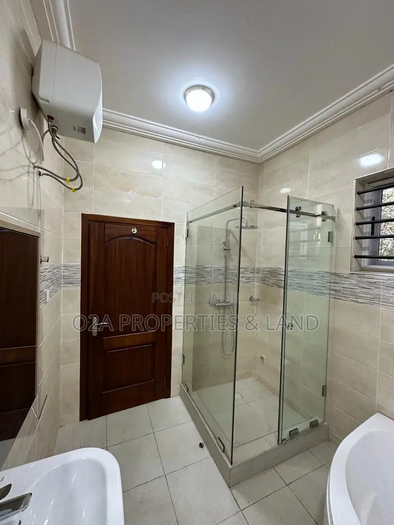 4bdrm House in Community 25, Sakumono for sale
