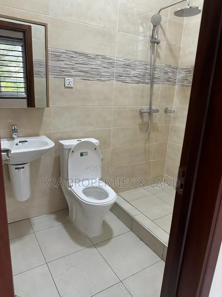 4bdrm House in Community 25, Sakumono for sale