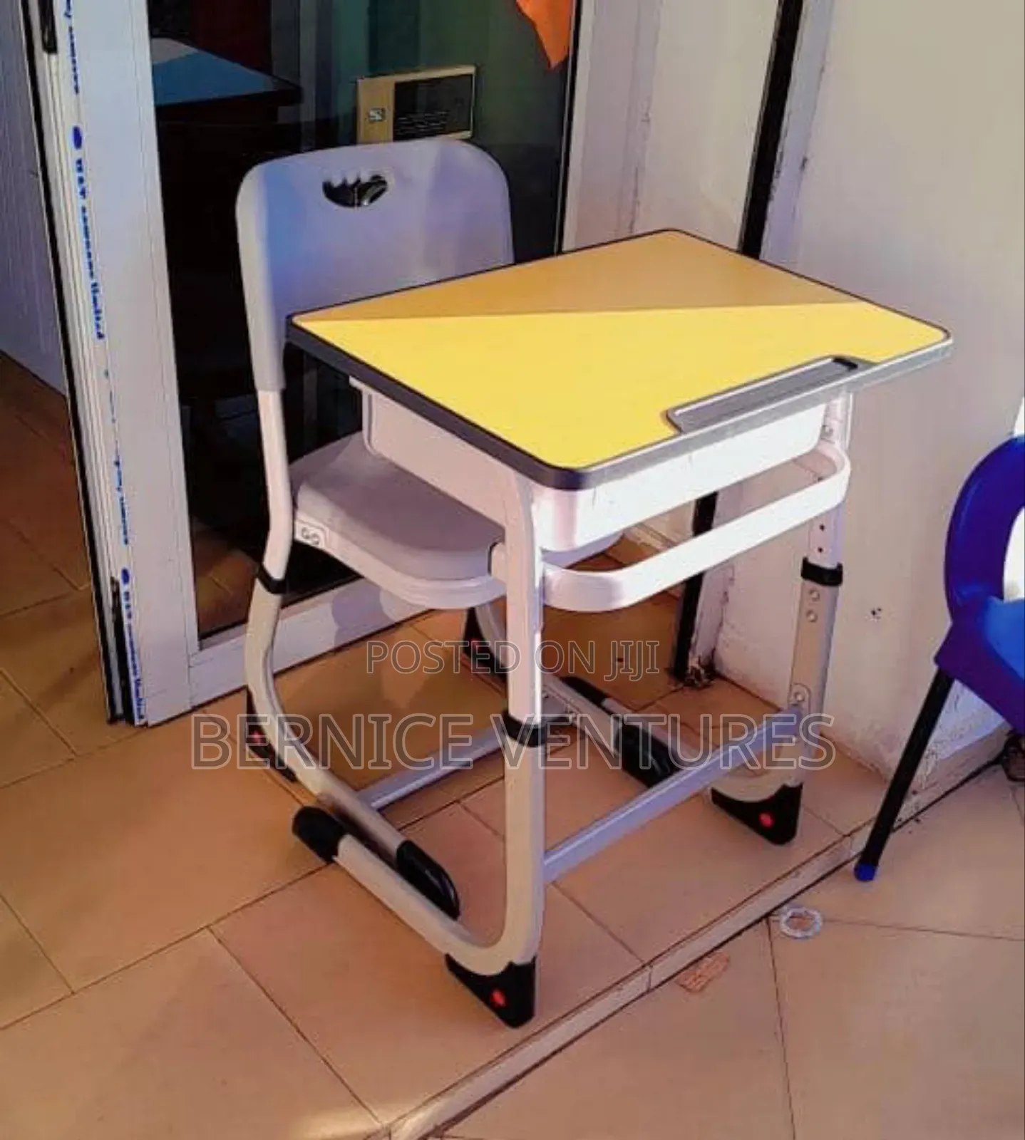 Neat and Clean Desk and Chair for Studying