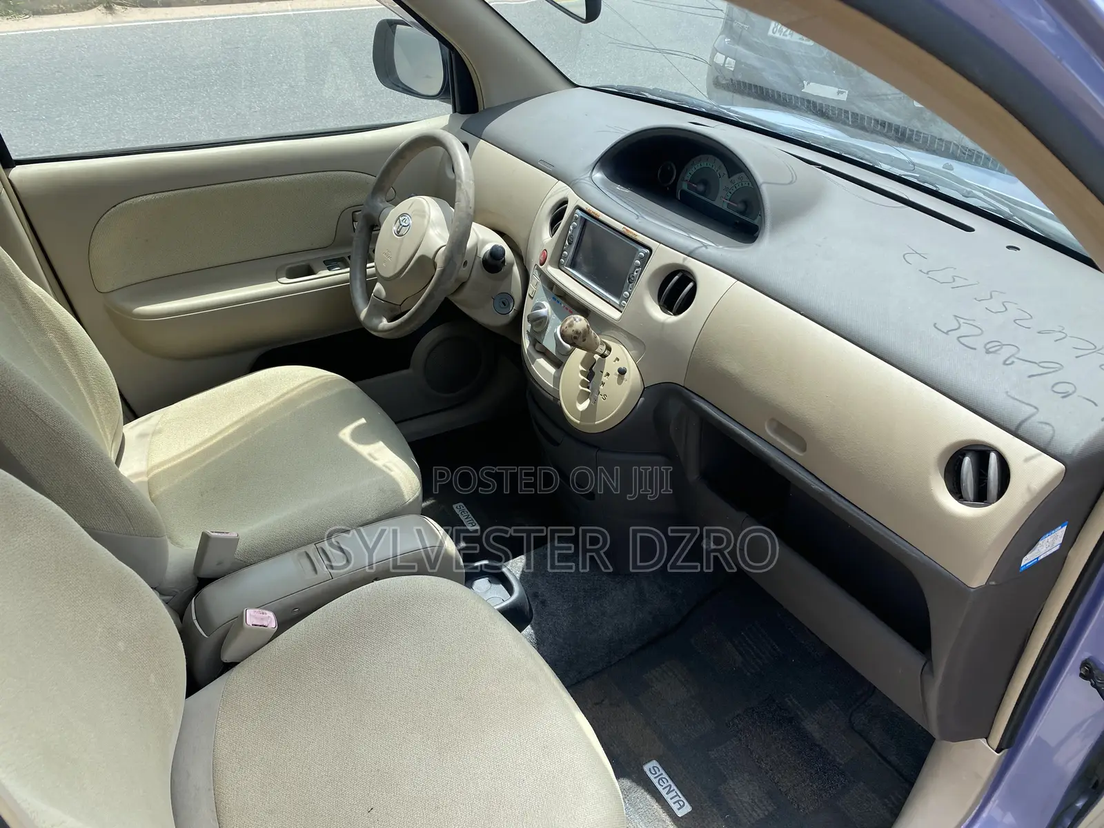 Toyota Sienta 2013 Red