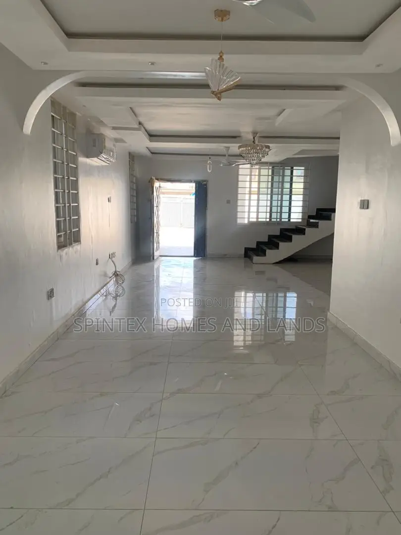 3bdrm Mansion in Community 18 Block, Spintex for sale