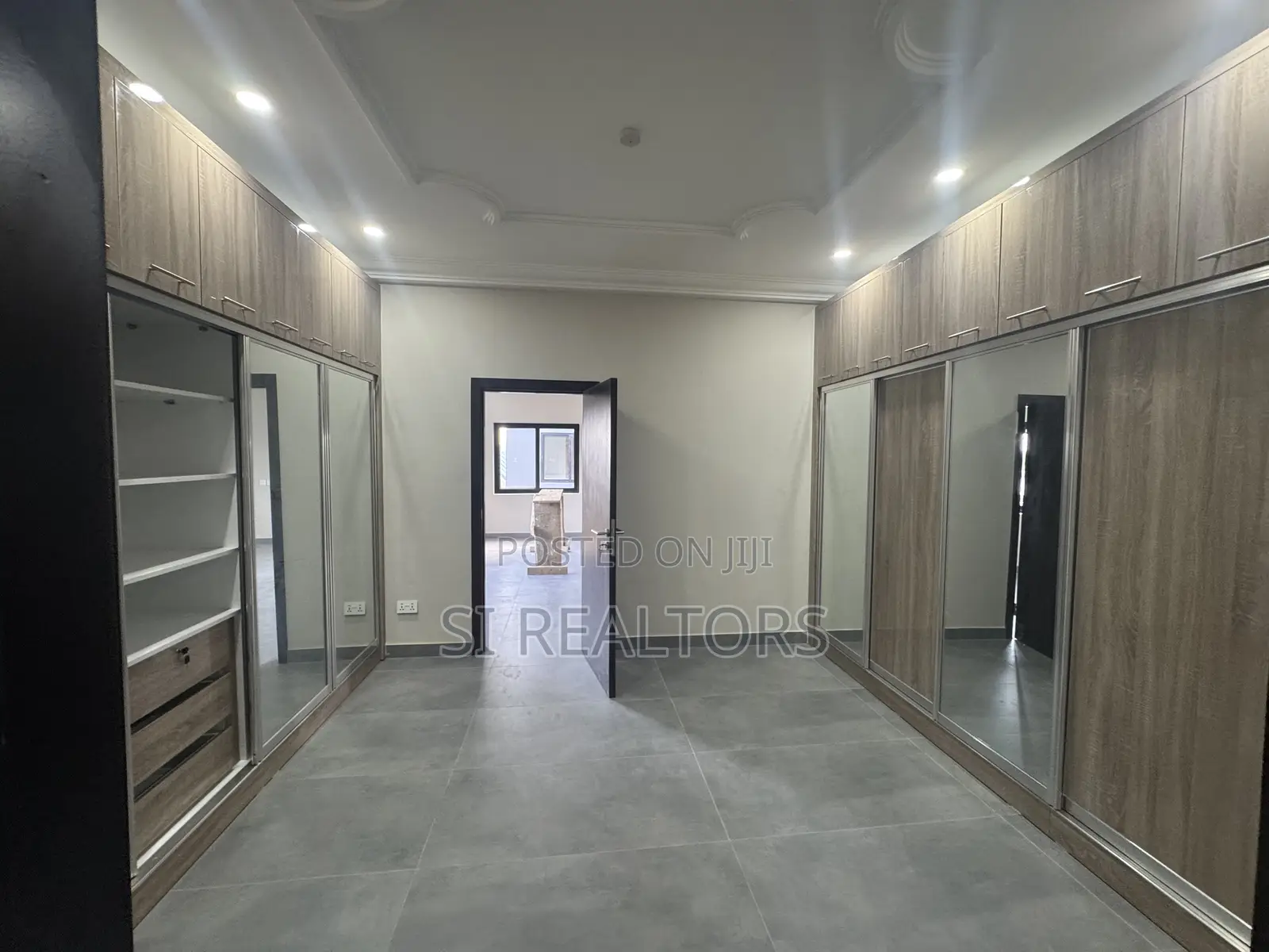 5bdrm Duplex in Near Ability Square, Adjiriganor for sale