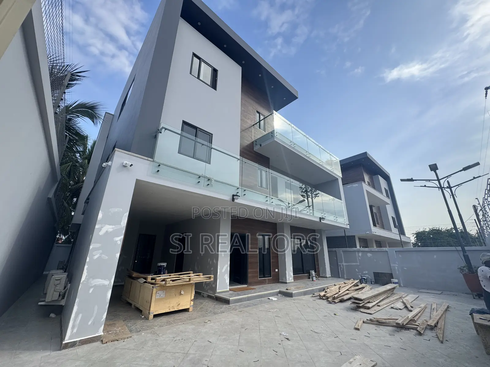 5bdrm Duplex in Near Ability Square, Adjiriganor for sale