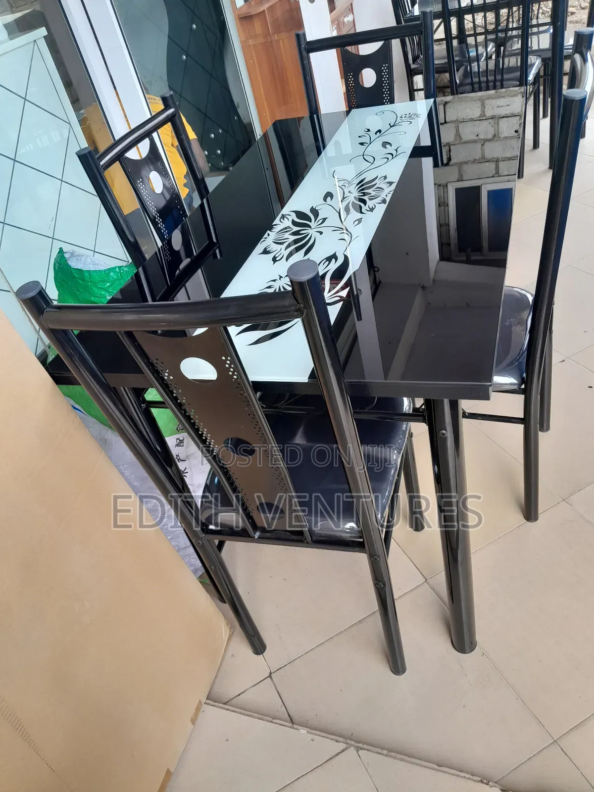 Panellists Dining Set
