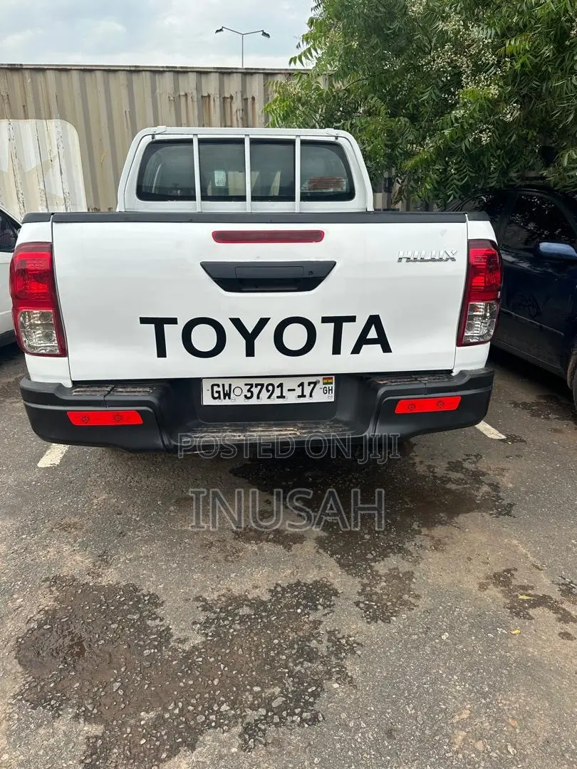 Toyota Hilux SR 4x4 2017 White