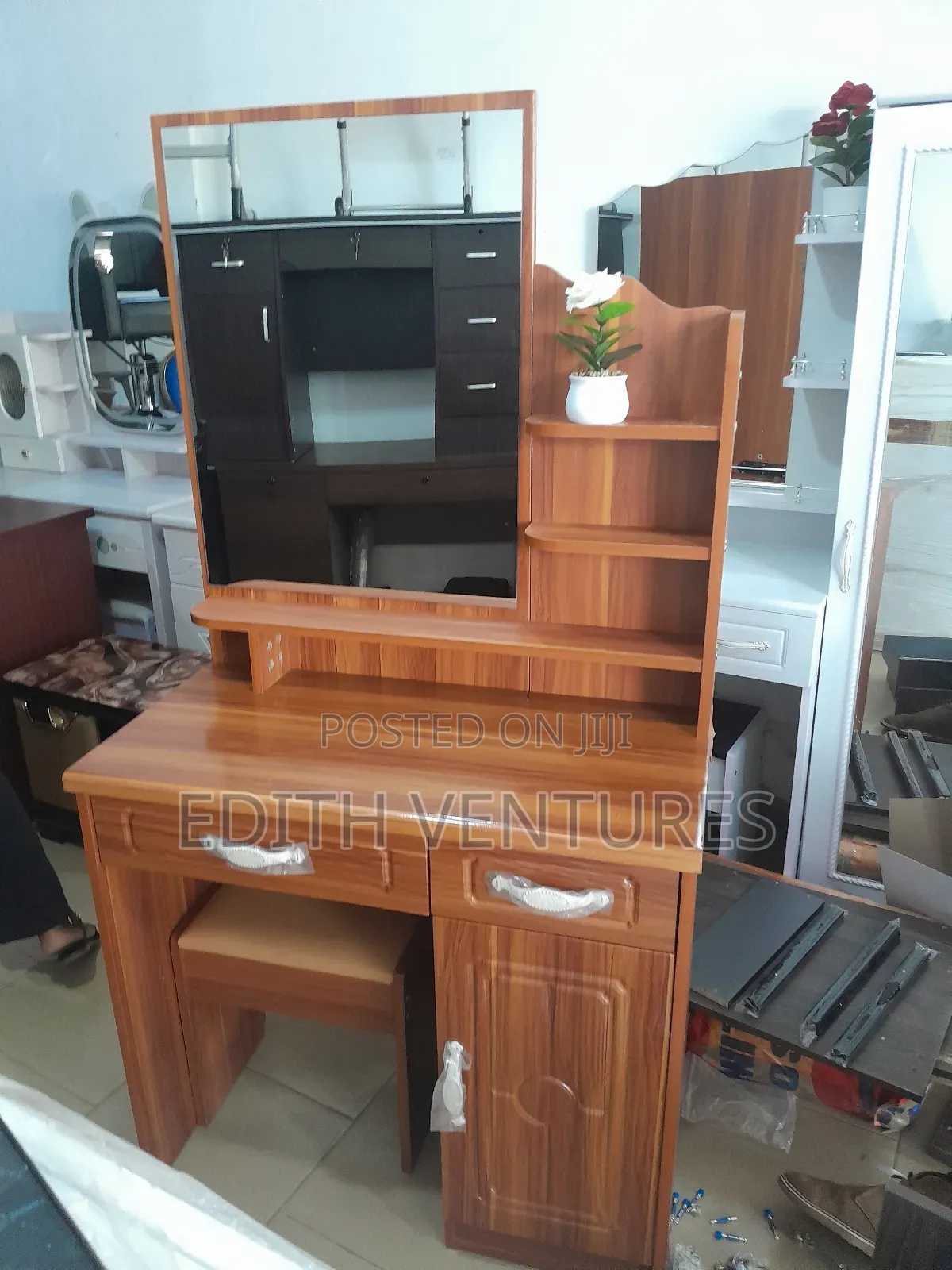 Tripod Dresser