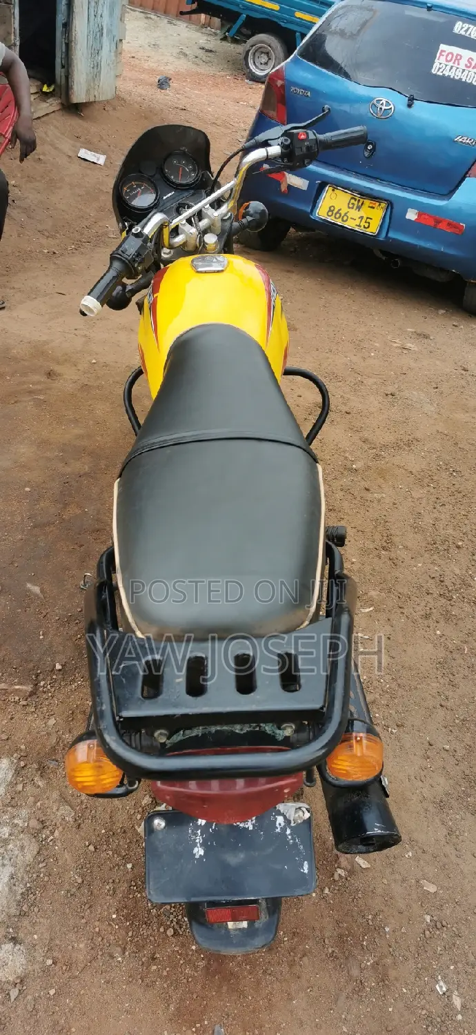 Bajaj Boxer 125 2025 Orange