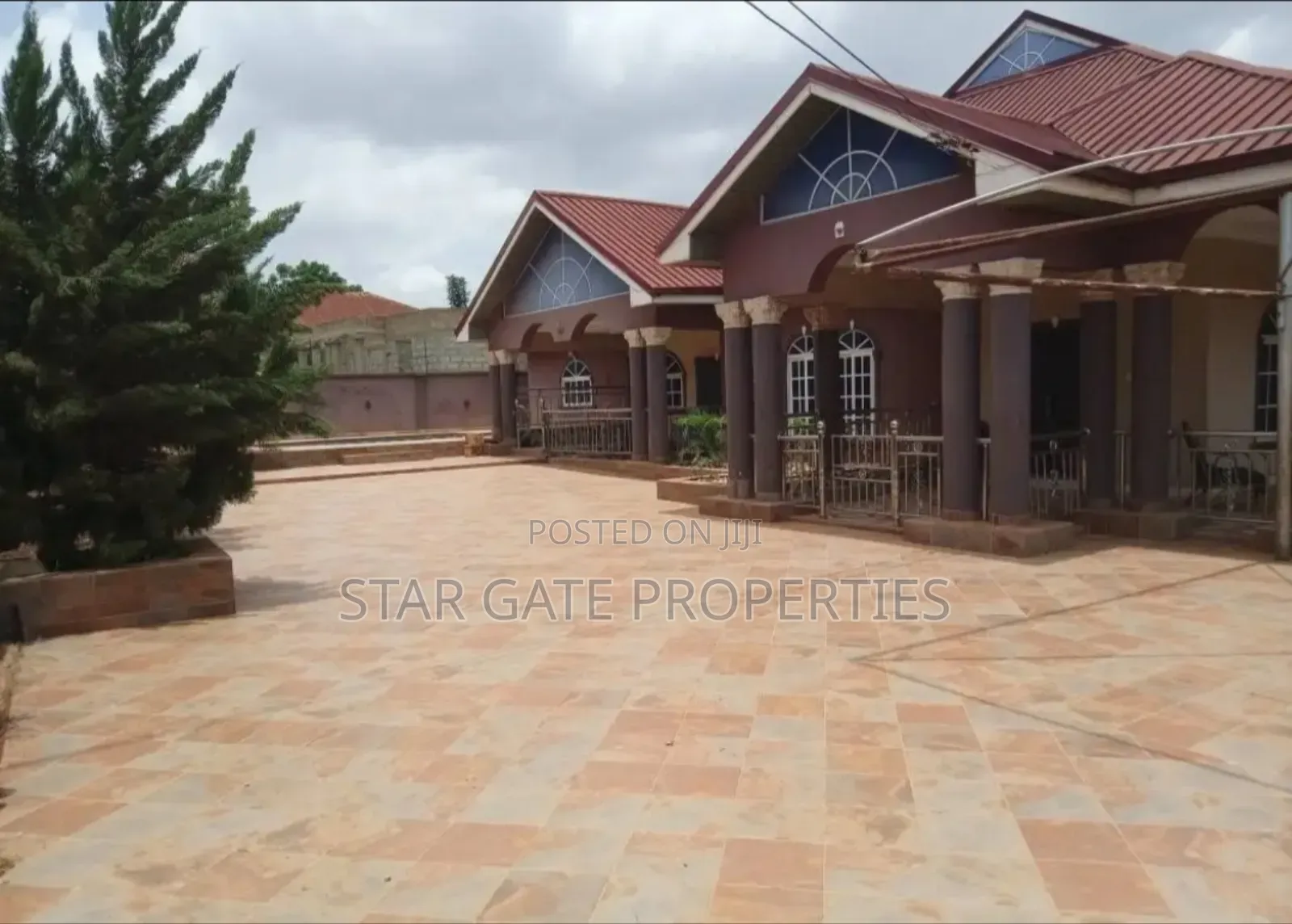 7bdrm House in Brofoyeduru Adumasa,, Kumasi Metropolitan for sale