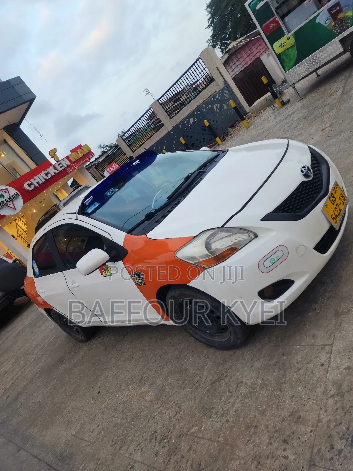 Toyota Yaris Base Sedan 4dr 2010 White