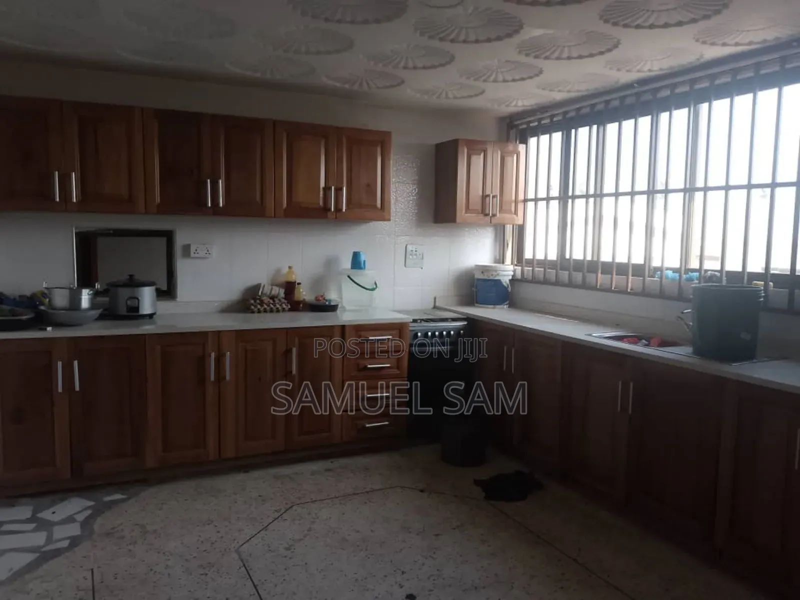 10bdrm House in Tema Community 3 for rent