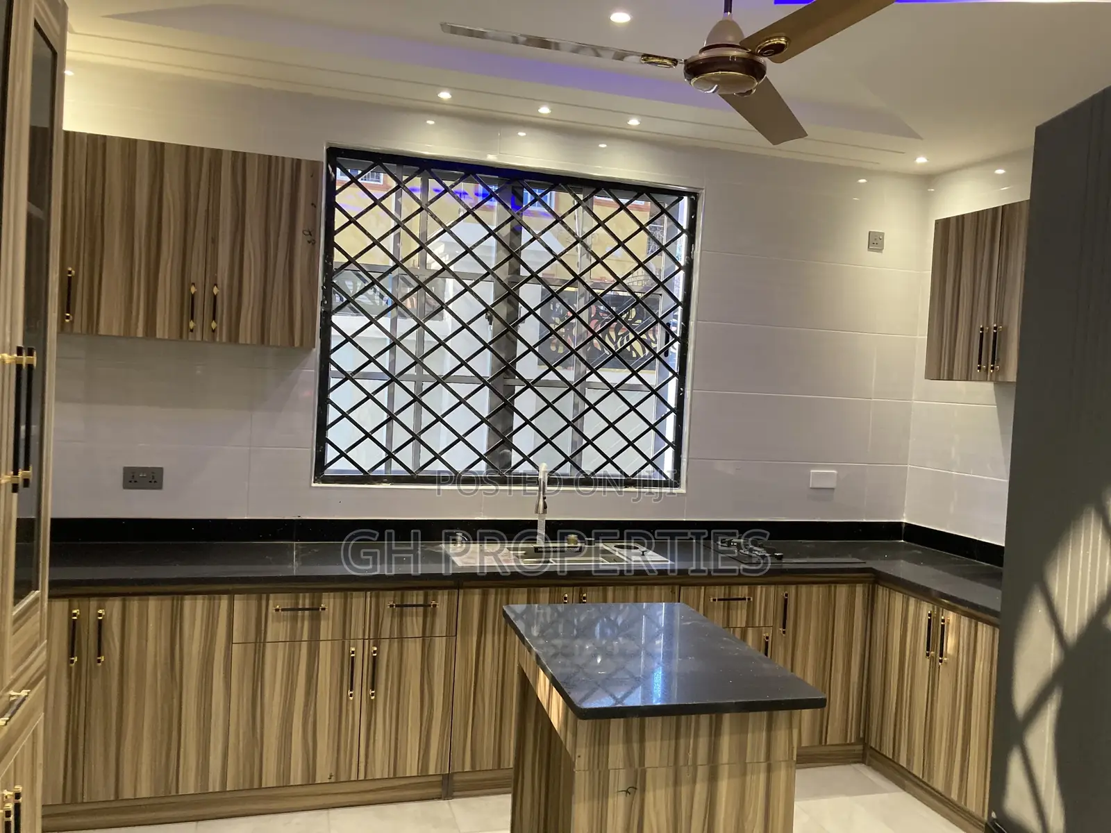 6bdrm Mansion in Executive Six, Kumasi Metropolitan for sale