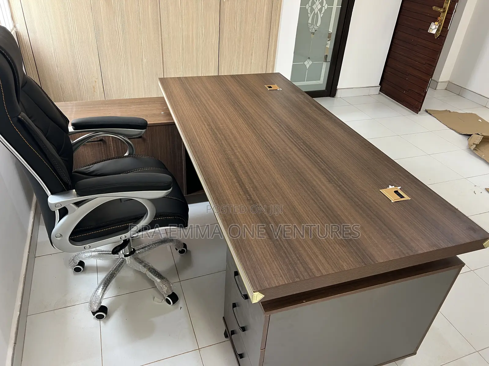Executive L Shape Tabel With Leather Chair