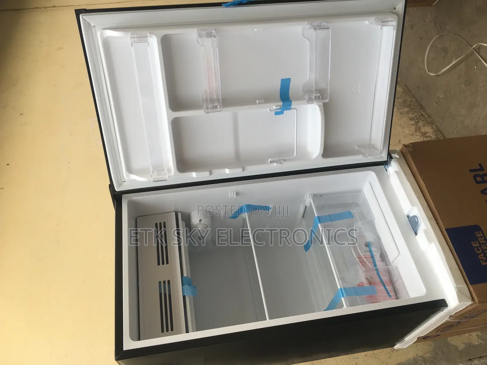 Headlight Rainbow 90liters Table Top Fridge