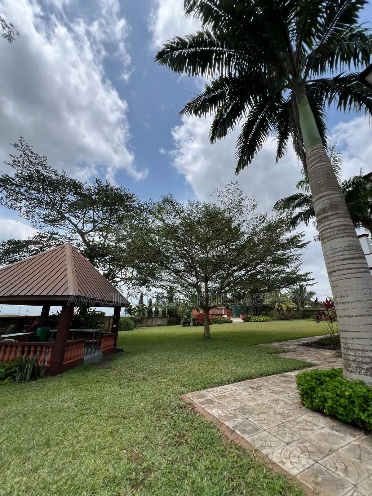 5bdrm Mansion in Aburi for sale