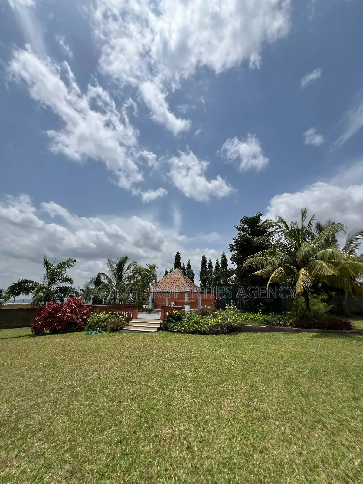 5bdrm Mansion in Aburi for sale