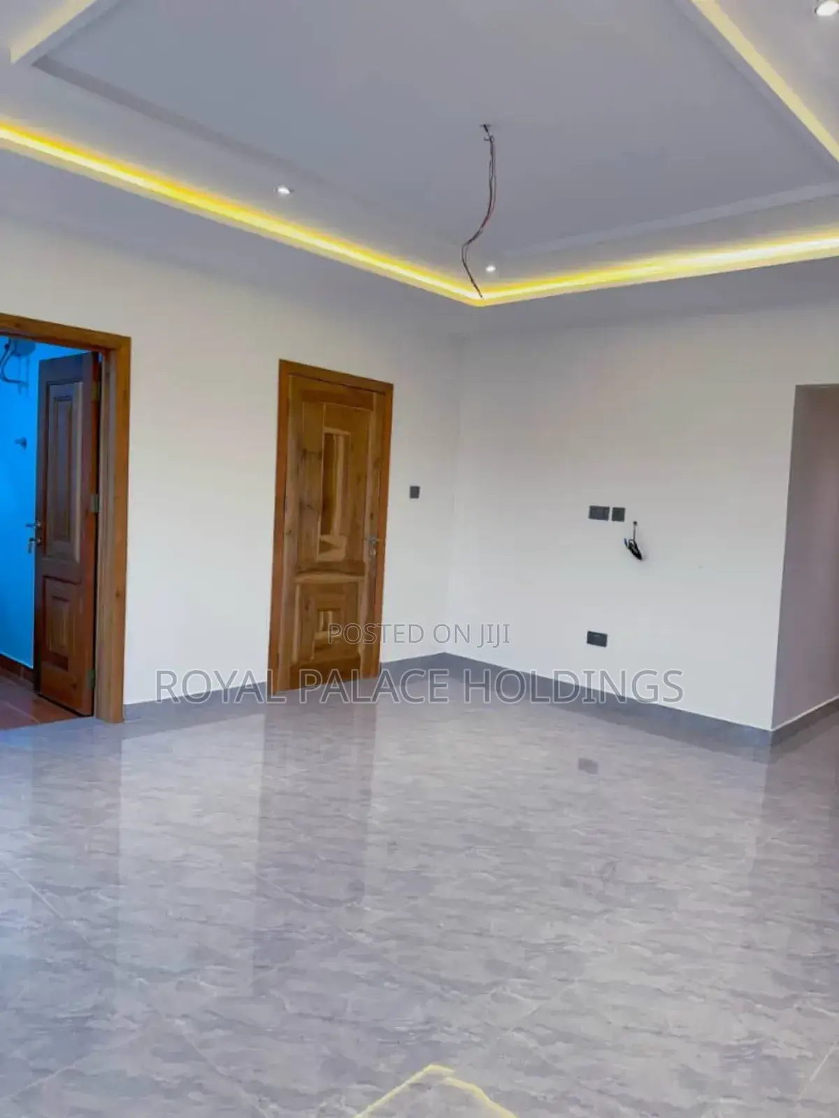 5bdrm House in Adenta Oyarifa, School Junction for sale