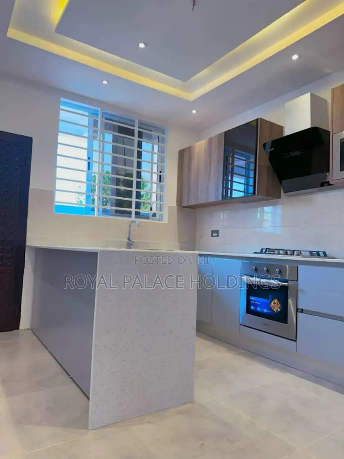 5bdrm House in Adenta Oyarifa, School Junction for sale