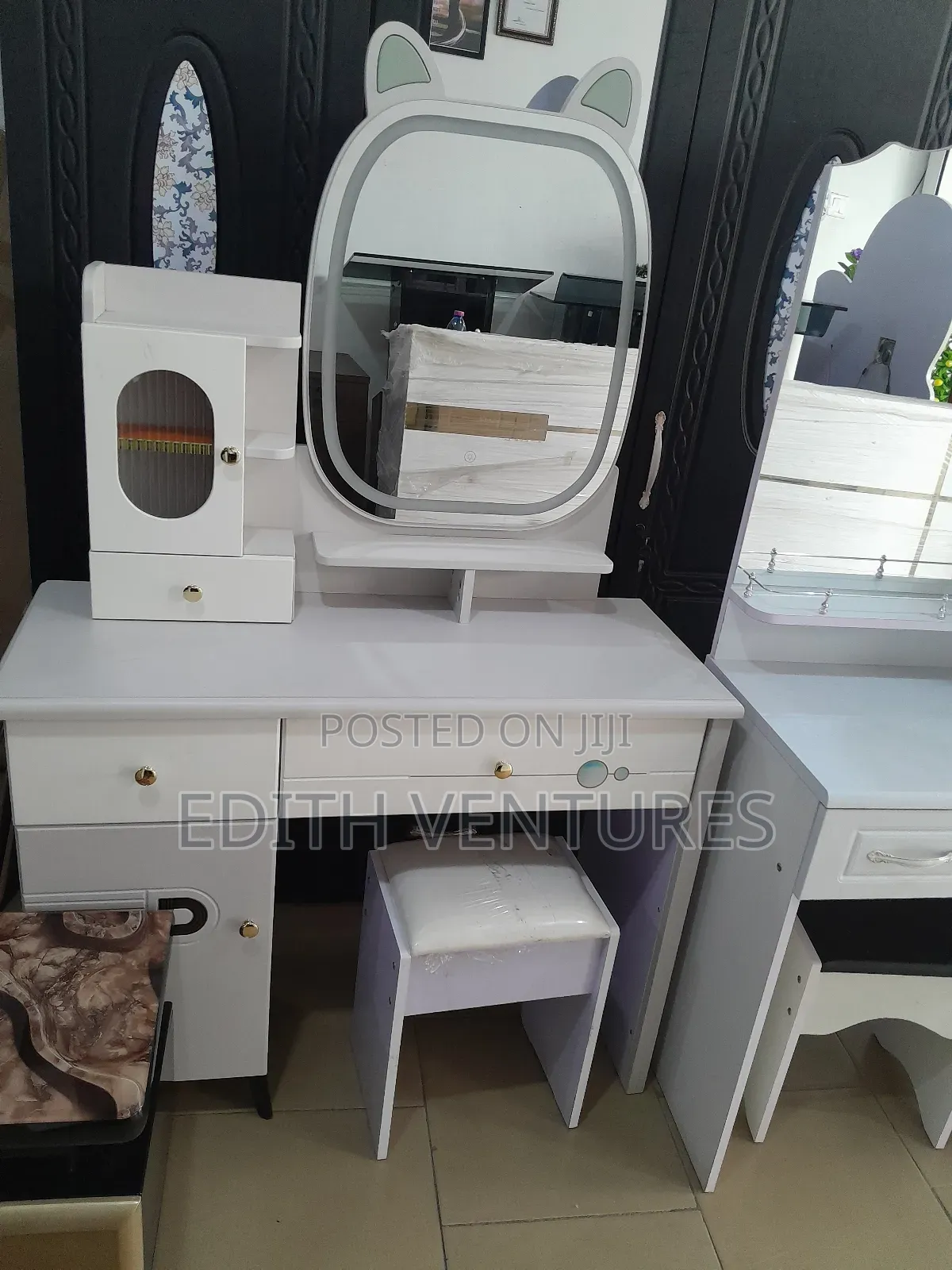 Philis Dresser +Led Set