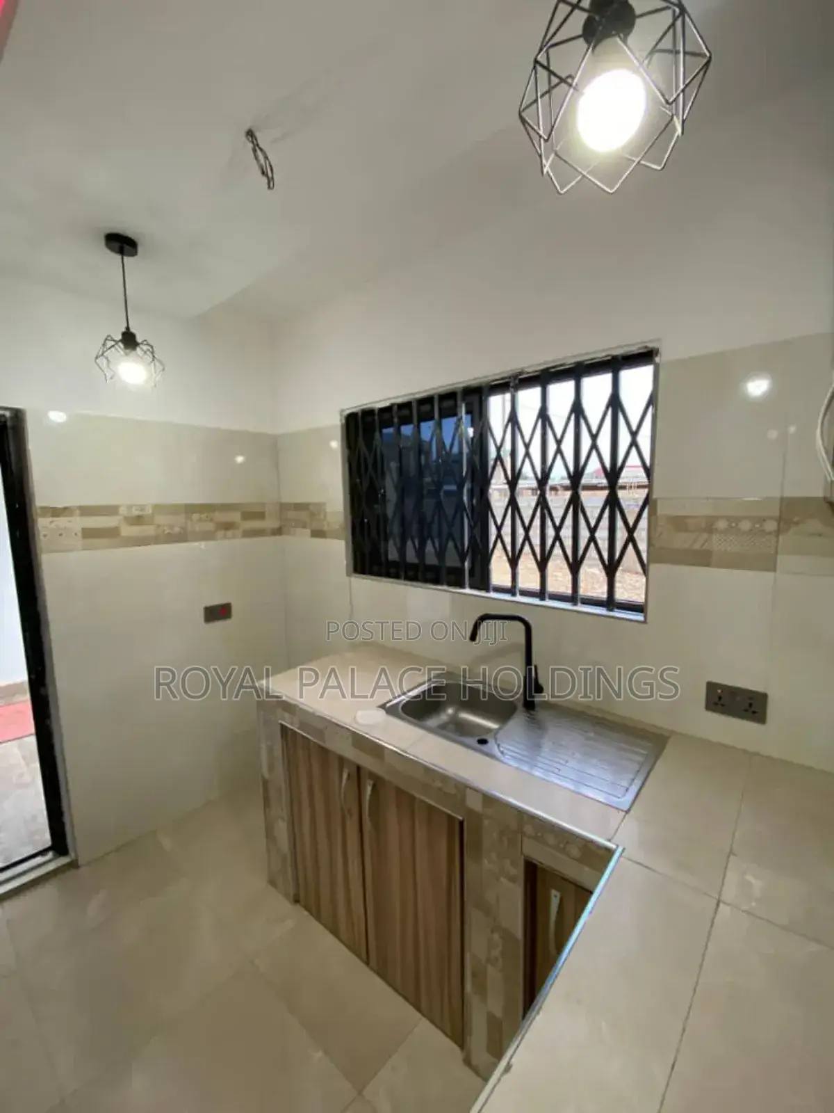 5bdrm House in Achimota for sale