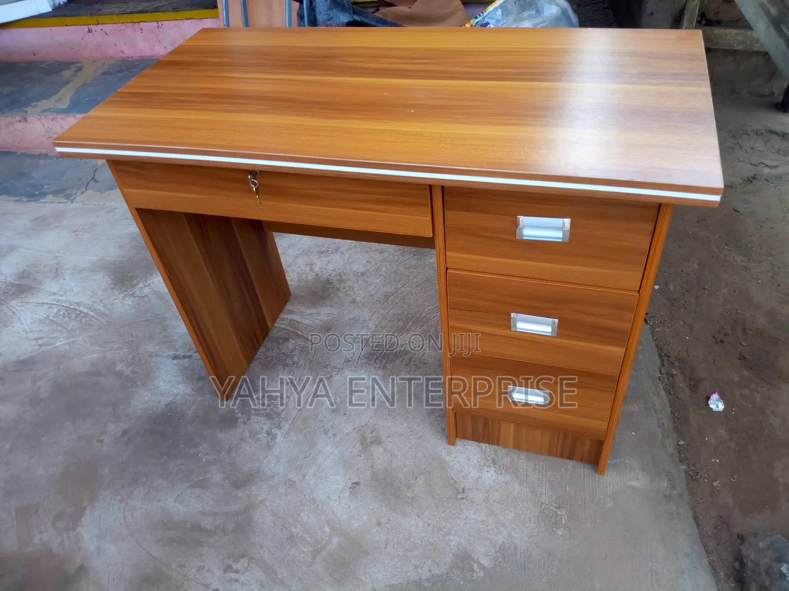 Miduam Desk