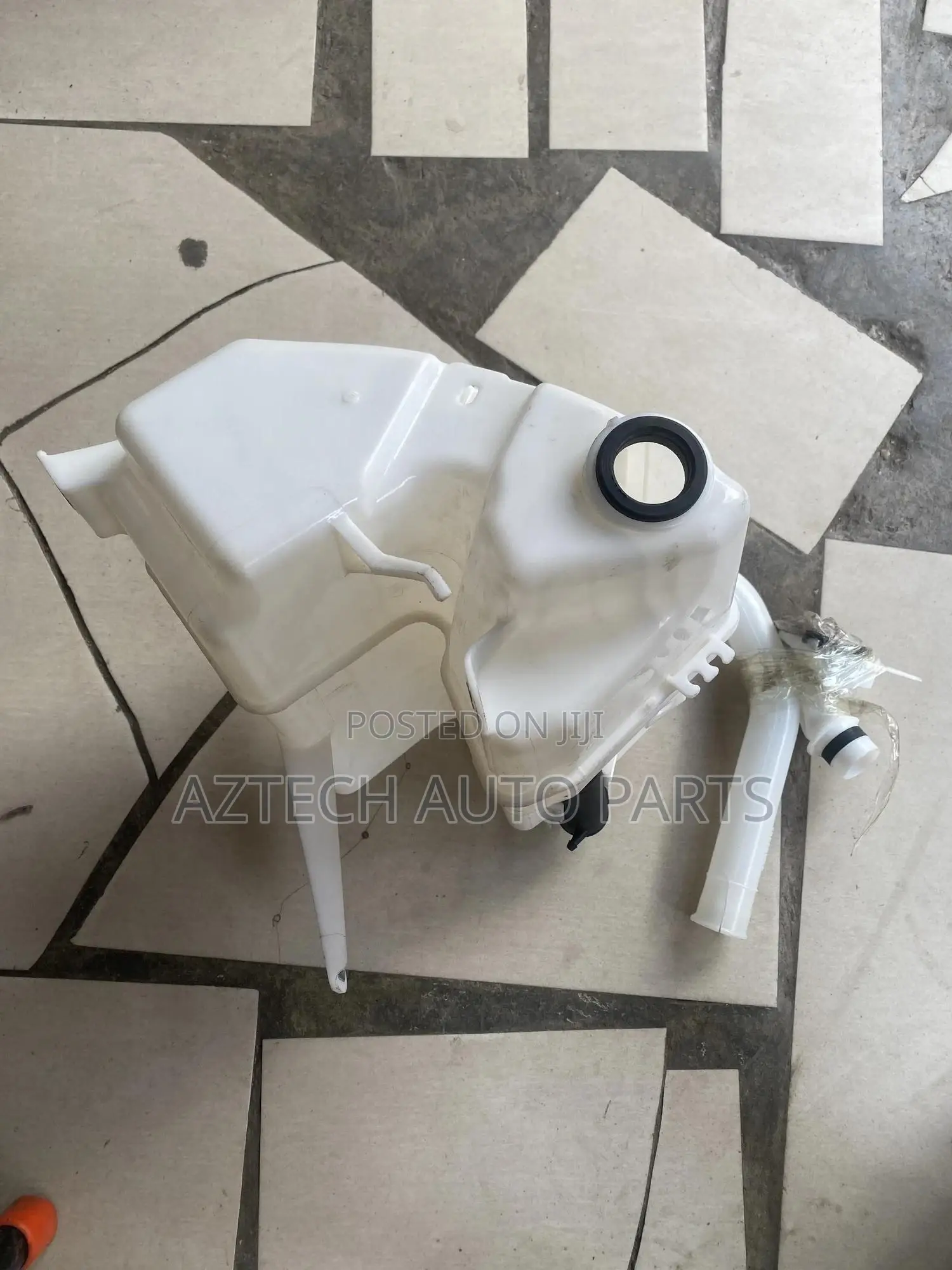Toyota Camry 2018,2019,2020,2021,2022 Wiper Bottle