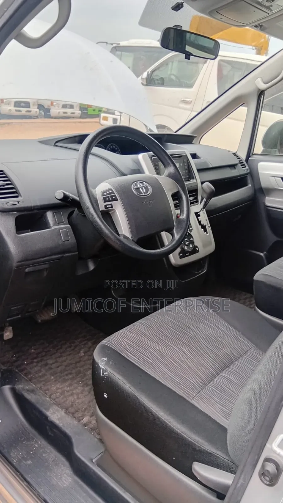 Toyota Voxy 2011 Silver