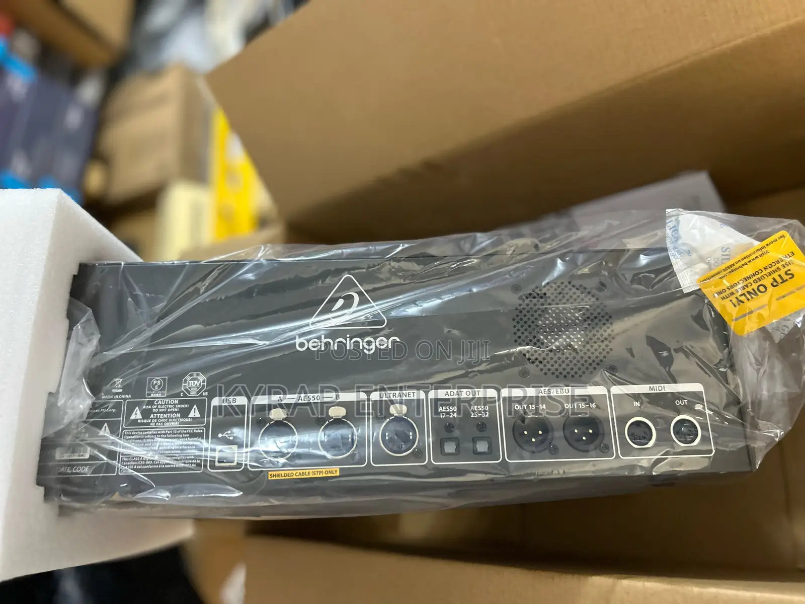 Behringer S32 Stage Box