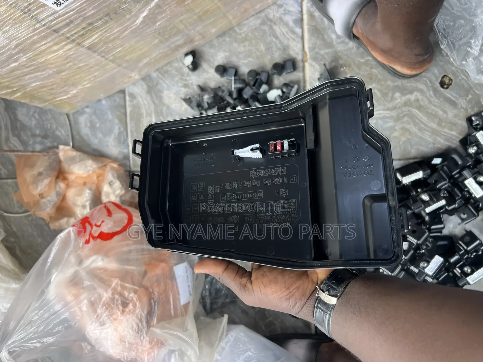 Toyota Highlander 2014:2019 Fuse Box Cover