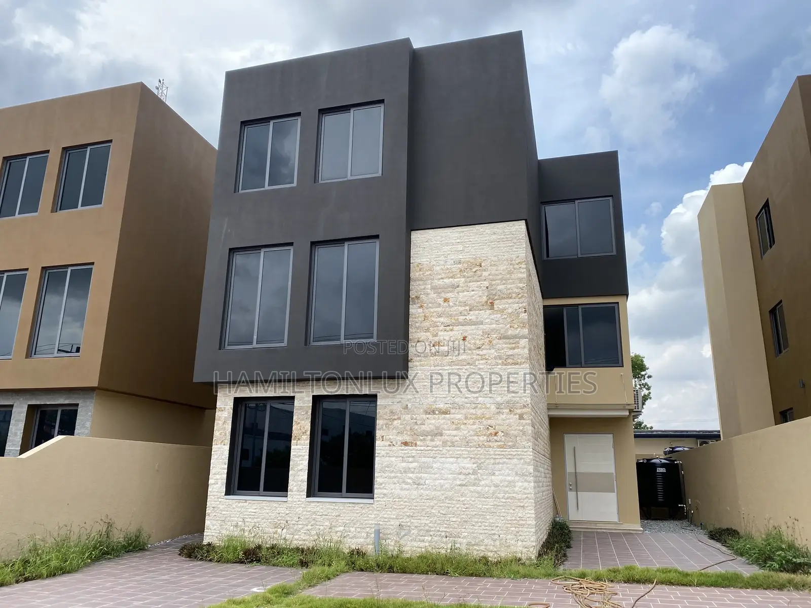 4bdrm Mansion in East Legon, Boundary Road Area for rent